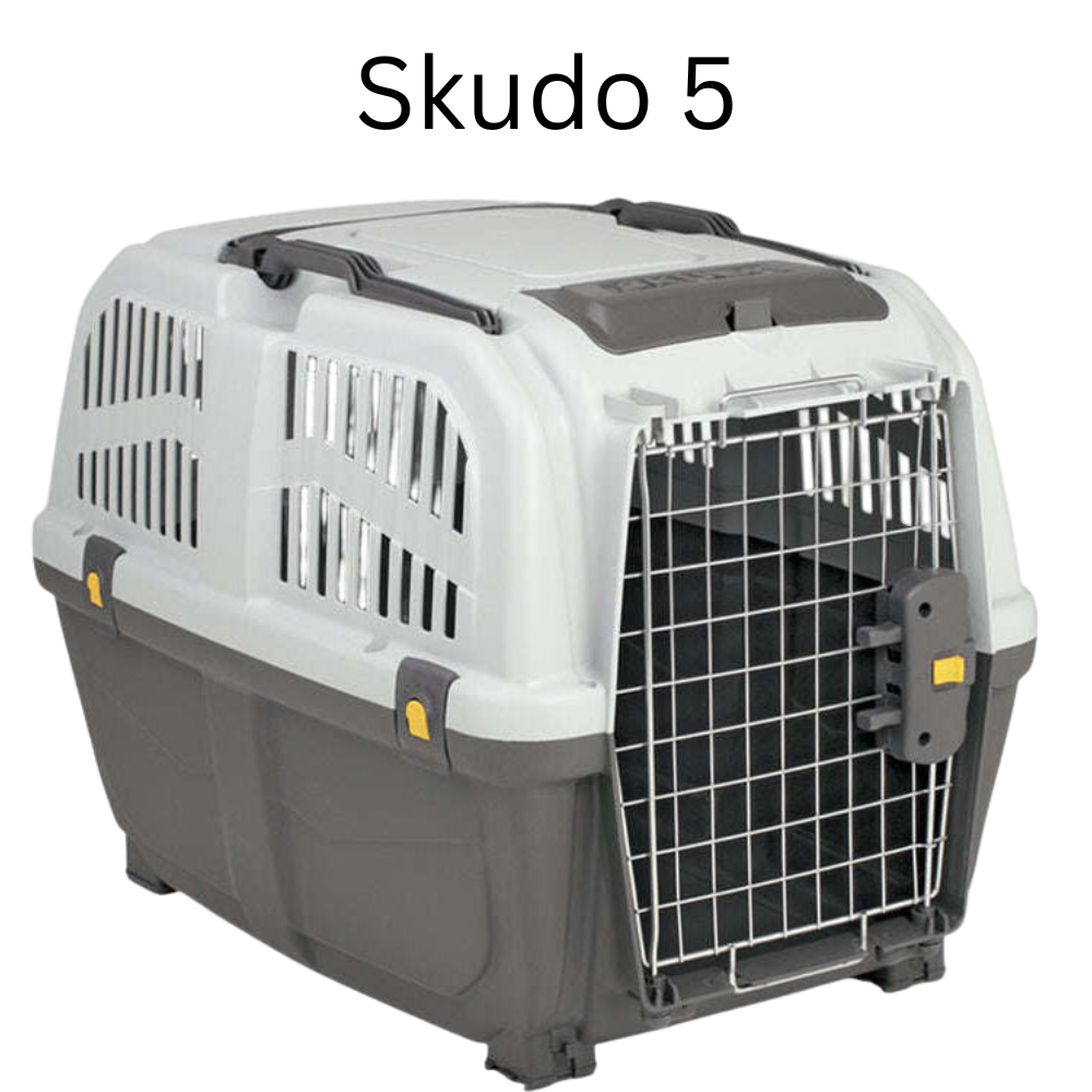 Pet carrier with 'Skudo 5' branding on a white background