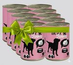 十一罐Buzz Turkey宠物食品罐头,粉色包装带绿色蝴蝶结,背景为白色