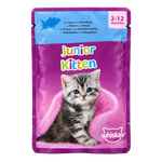 عبوة Junior Kitten بالتونة بخلفية بيضاء